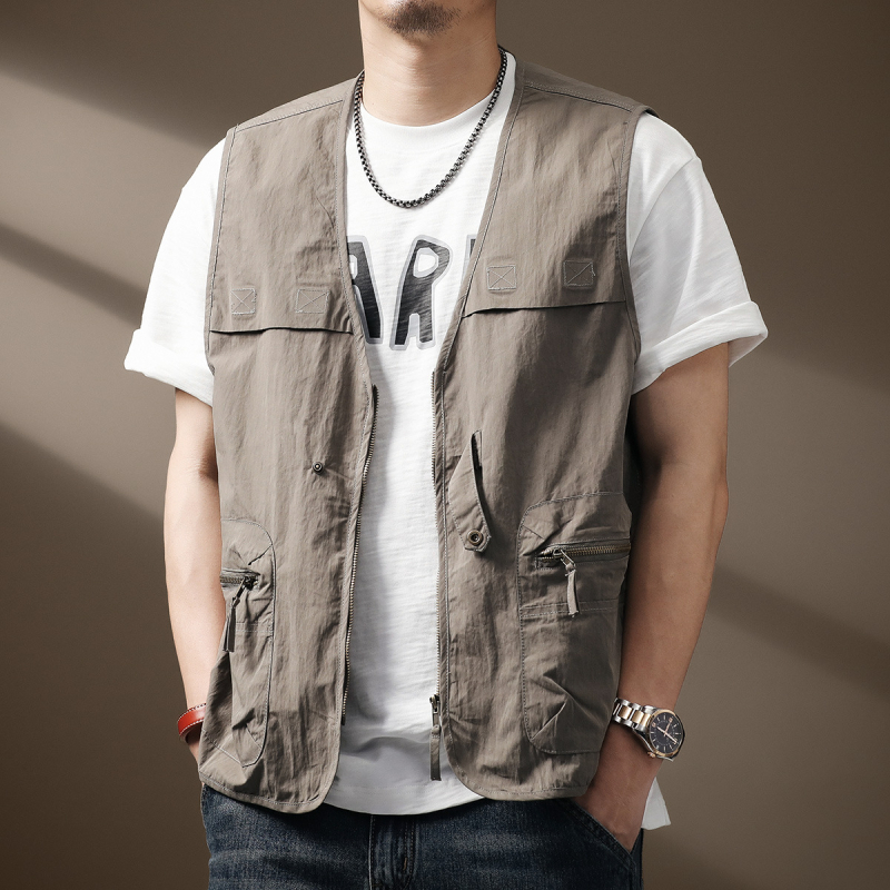 Medvilninė liemenė lauko žvejybai, siauras kirpimas, V kaklo su užtrauktuku, priekinis užtrauktukas, kišenės su užtrauktukais, lengvas audinys (64% medvilnė, 36% nailonas)