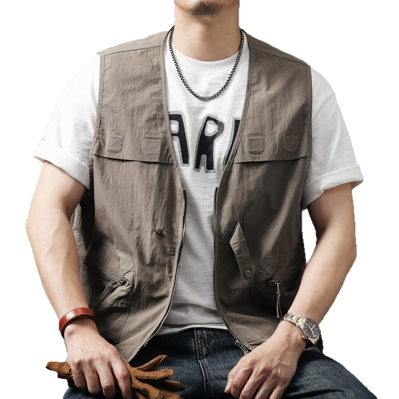 Medvilninė liemenė lauko žvejybai, siauras kirpimas, V kaklo su užtrauktuku, priekinis užtrauktukas, kišenės su užtrauktukais, lengvas audinys (64% medvilnė, 36% nailonas)