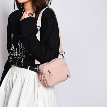 Nylon crossbody táska, városi egyszerű stílus, horizontális négyzet alakú forma, cipzáras nyitás, belső cipzáras zseb