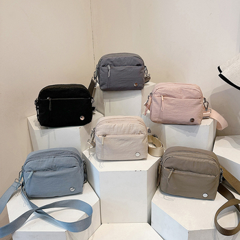 Nylon crossbody táska, városi egyszerű stílus, horizontális négyzet alakú forma, cipzáras nyitás, belső cipzáras zseb