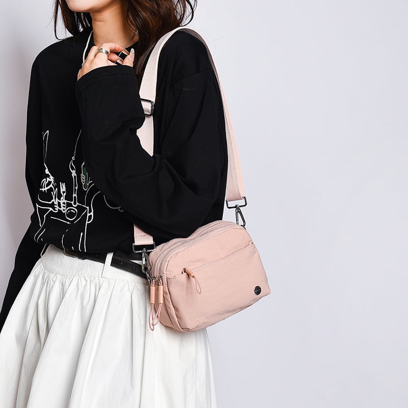 Nylon crossbody soma, pilsētas vienkāršs stils, horizontāla kvadrāta forma, rāvējslēdzēja atvērums, iekšējā rāvējslēdzēja kabata