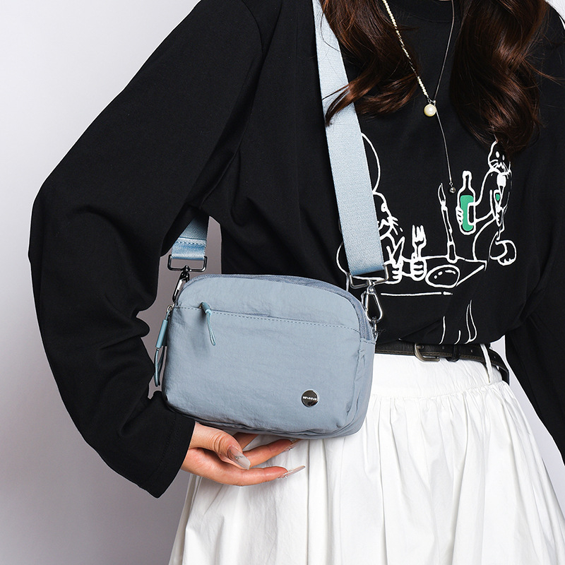 Nylon crossbody táska, városi egyszerű stílus, horizontális négyzet alakú forma, cipzáras nyitás, belső cipzáras zseb