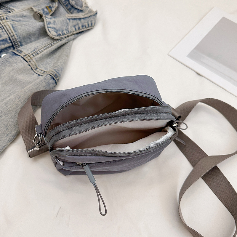 Nylon crossbody táska, városi egyszerű stílus, horizontális négyzet alakú forma, cipzáras nyitás, belső cipzáras zseb