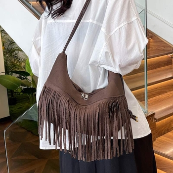 PU anyagú vödrös táska, horizontálisan négyszögletes forma, cipzáros nyitás, poliészter bélés