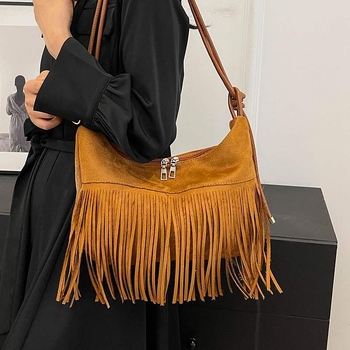 PU anyagú vödrös táska, horizontálisan négyszögletes forma, cipzáros nyitás, poliészter bélés