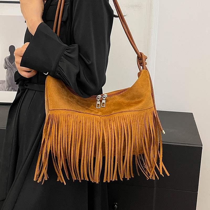 PU anyagú vödrös táska, horizontálisan négyszögletes forma, cipzáros nyitás, poliészter bélés