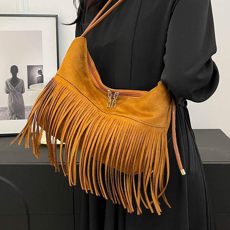 PU anyagú vödrös táska, horizontálisan négyszögletes forma, cipzáros nyitás, poliészter bélés