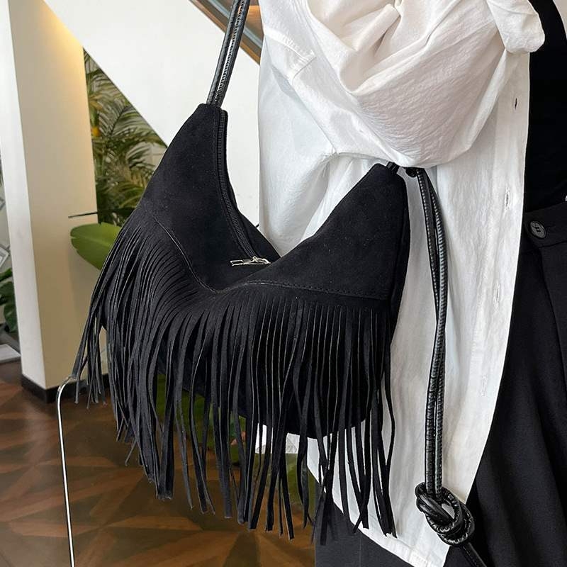 PU anyagú vödrös táska, horizontálisan négyszögletes forma, cipzáros nyitás, poliészter bélés