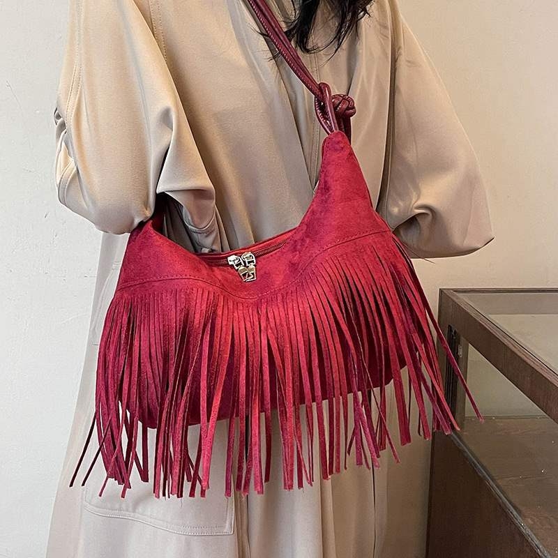 PU anyagú vödrös táska, horizontálisan négyszögletes forma, cipzáros nyitás, poliészter bélés