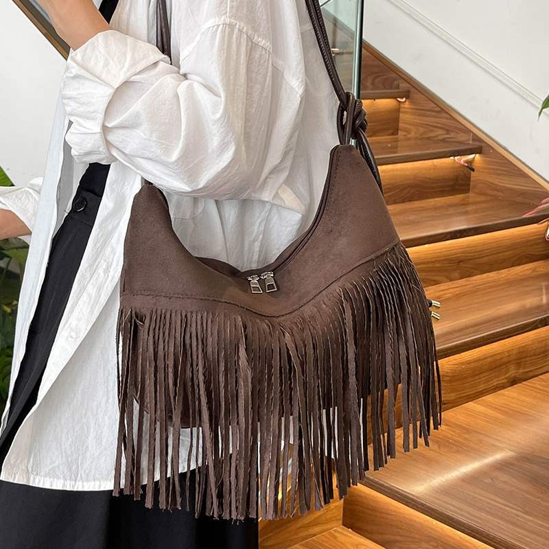 PU anyagú vödrös táska, horizontálisan négyszögletes forma, cipzáros nyitás, poliészter bélés