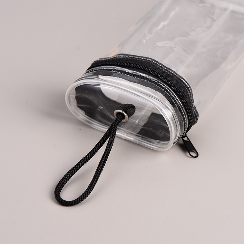 Skaidrus PVC pakavimo maišelis su apvalia cilindrine forma ir užtrauktuku, skirtas žymekliams ir pieštukams