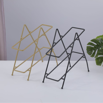 Metalo vyno laikiklis su pasvirintu dizainu — šiuolaikiškas minimalistinis stilius; prekės ženklas: Liyun Line; medžiaga: geležies viela; kategorija: vyno laikiklis; rinkai išleidimo data: liepa