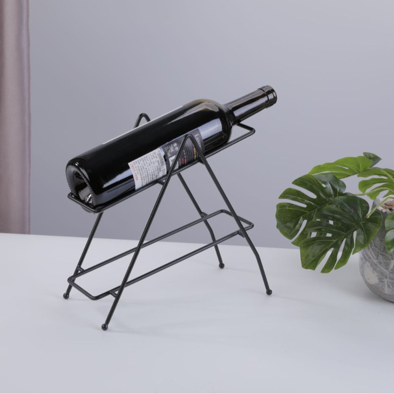 Metalo vyno laikiklis su pasvirintu dizainu — šiuolaikiškas minimalistinis stilius; prekės ženklas: Liyun Line; medžiaga: geležies viela; kategorija: vyno laikiklis; rinkai išleidimo data: liepa