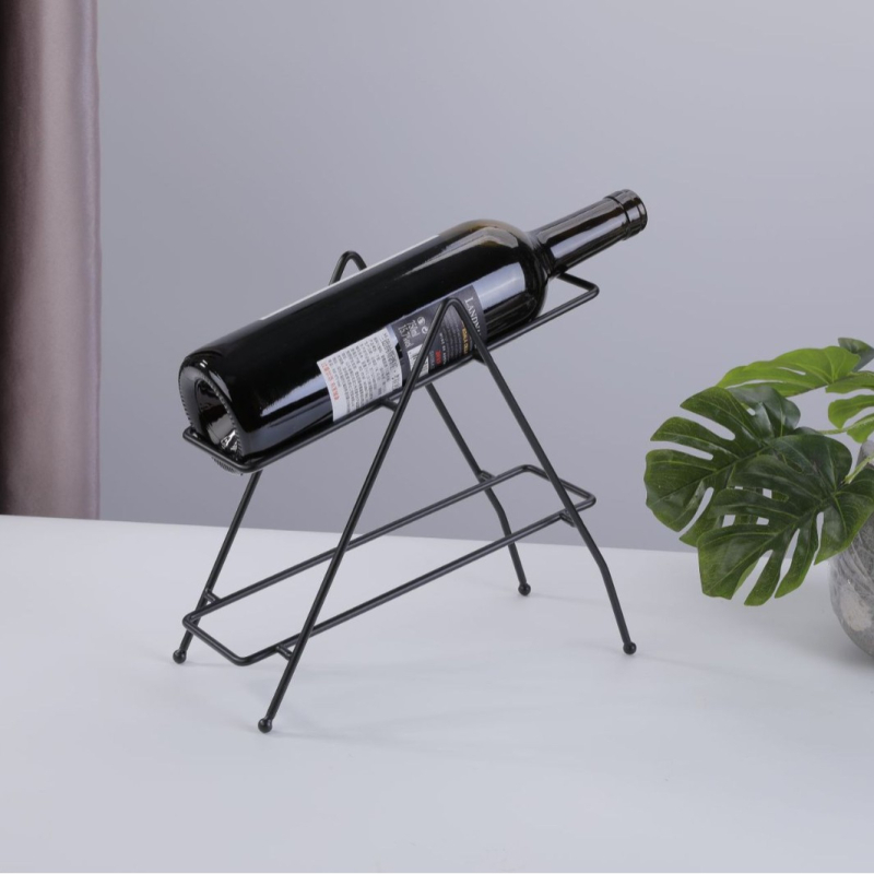 Metalo vyno laikiklis su pasvirintu dizainu — šiuolaikiškas minimalistinis stilius; prekės ženklas: Liyun Line; medžiaga: geležies viela; kategorija: vyno laikiklis; rinkai išleidimo data: liepa