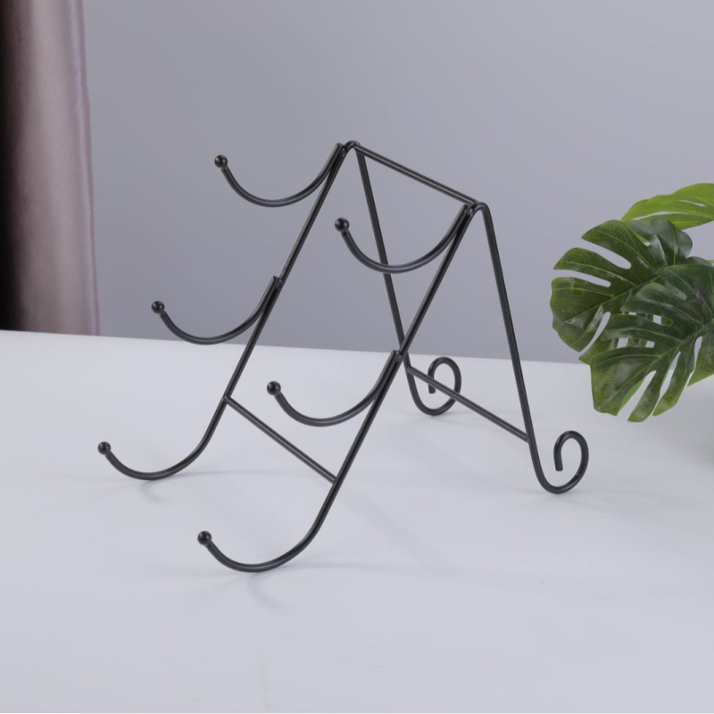 Metalo vyno laikiklis su pasvirintu dizainu — šiuolaikiškas minimalistinis stilius; prekės ženklas: Liyun Line; medžiaga: geležies viela; kategorija: vyno laikiklis; rinkai išleidimo data: liepa