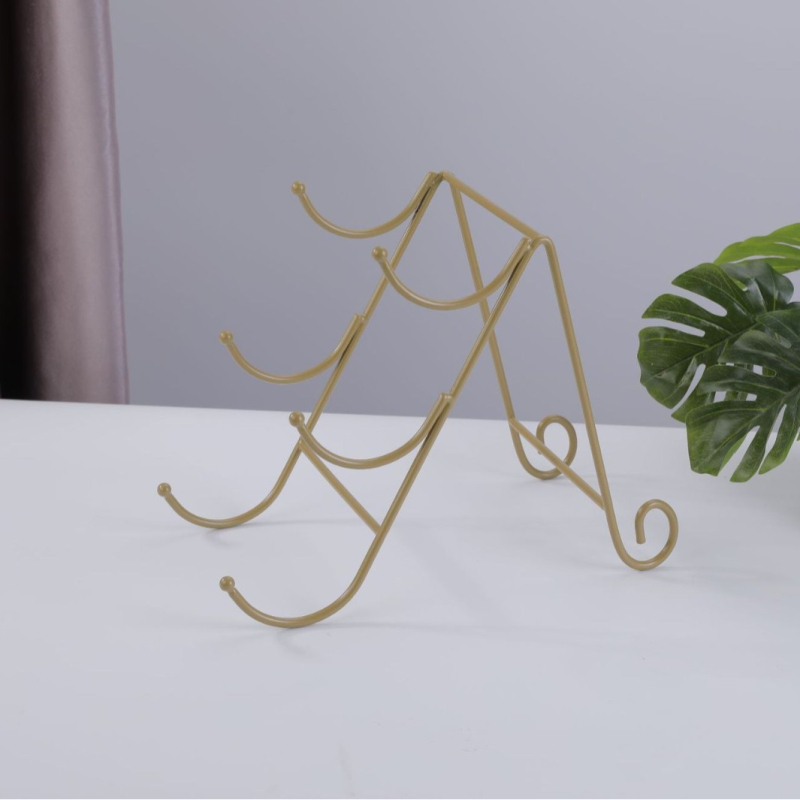 Metalo vyno laikiklis su pasvirintu dizainu — šiuolaikiškas minimalistinis stilius; prekės ženklas: Liyun Line; medžiaga: geležies viela; kategorija: vyno laikiklis; rinkai išleidimo data: liepa