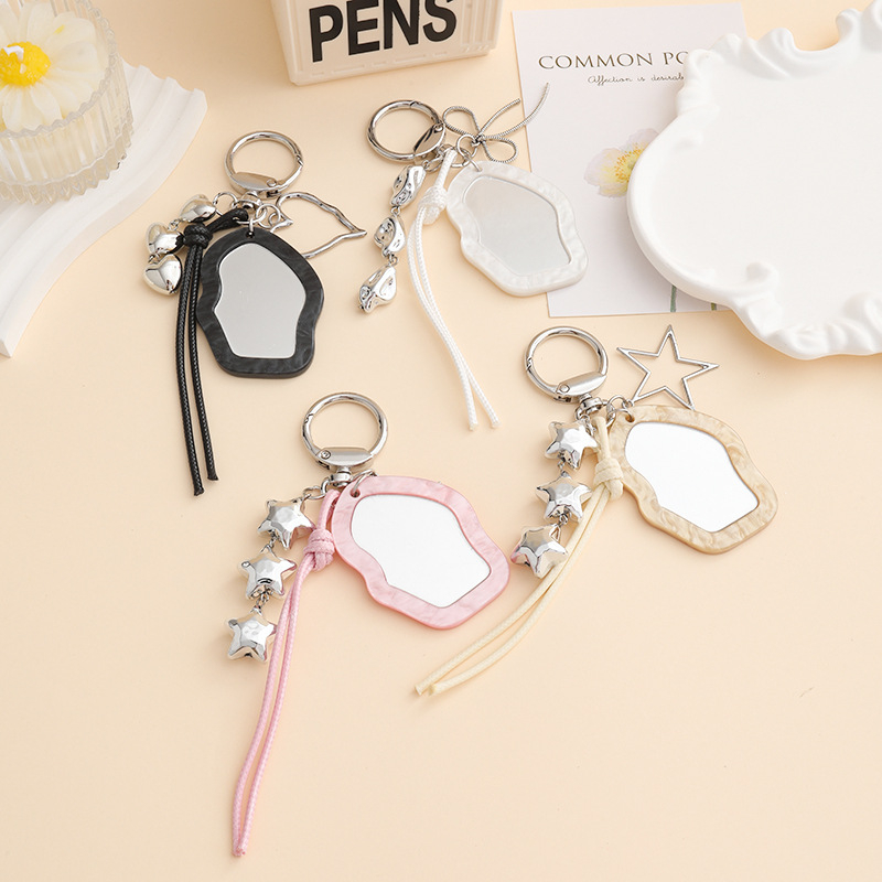 Акрилен огледален ключодържател с восъчна нишка и висулка във форма на дупчена панделка