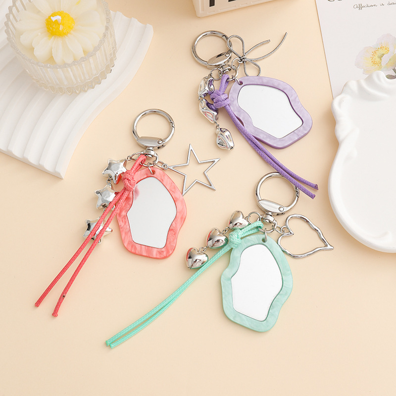 Акрилен огледален ключодържател с восъчна нишка и висулка във форма на дупчена панделка