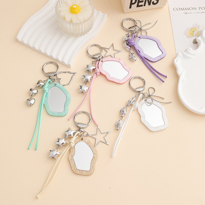 Акрилен огледален ключодържател с восъчна нишка и висулка във форма на дупчена панделка