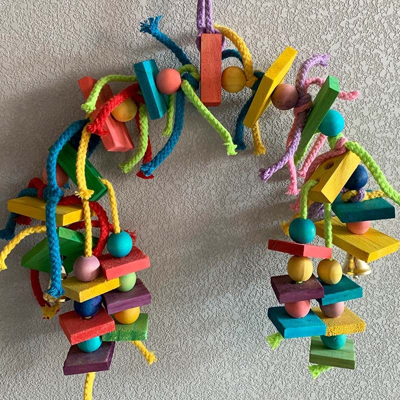 Дървена дъвчаща играчка за папагали с усмихнато лице – PILOT, подходяща за птици и малки домашни любимци