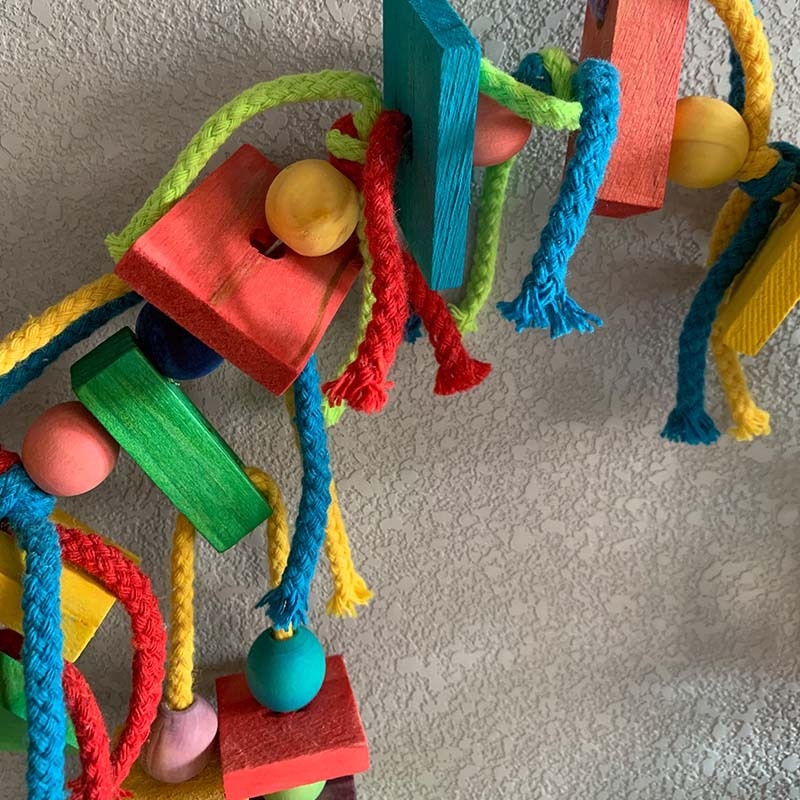 Дървена дъвчаща играчка за папагали с усмихнато лице – PILOT, подходяща за птици и малки домашни любимци