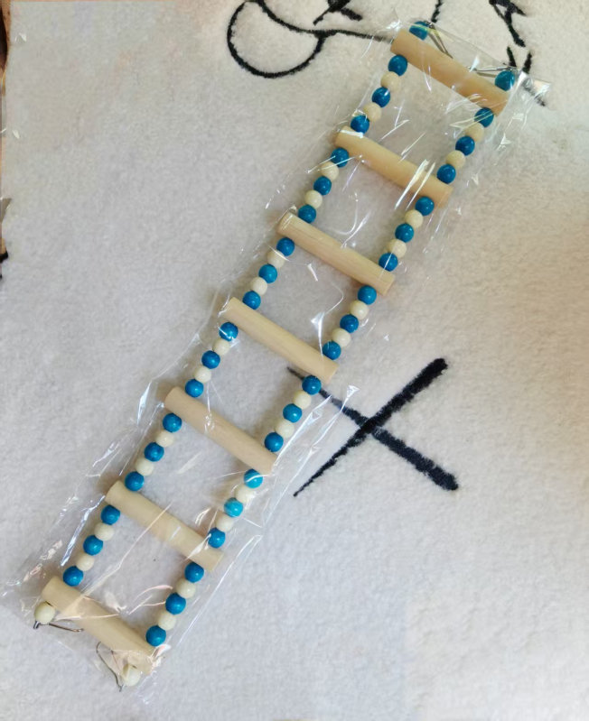 Madárfa hintázó és mászó létra játék — Anyag: Fa; Márka: Xingxingwen; Termékkód: Al63; Alkalmas: Madár