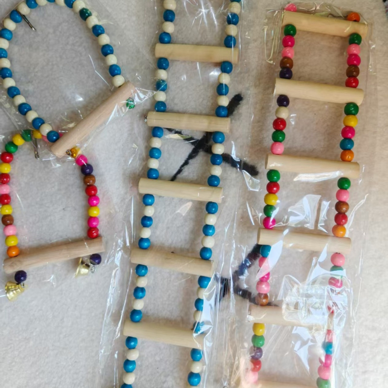 Madárfa hintázó és mászó létra játék — Anyag: Fa; Márka: Xingxingwen; Termékkód: Al63; Alkalmas: Madár