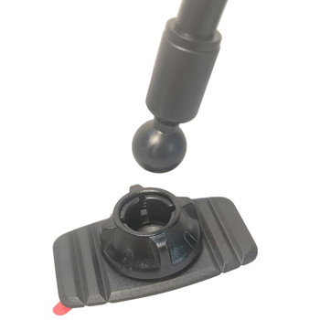 Автомобилен държач за телефон с 17 мм сферична глава, удължаващо двойно шарнирно рамо и гъвкава тръбна скоба; пластмасова конструкция