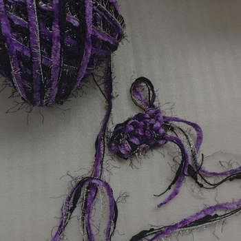 Krokuoto komplektas su purpuriniais ir juodais siūlais – skirtas rankinėms ir kepurėms, mišrios siūlės, DIY rinkinys, kabliuko dydis apie 6.0