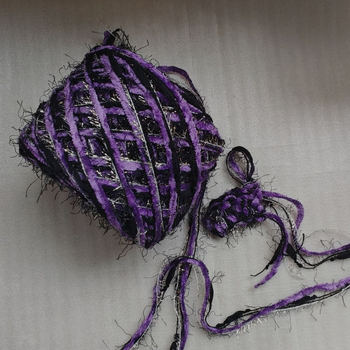 Krokuoto komplektas su purpuriniais ir juodais siūlais – skirtas rankinėms ir kepurėms, mišrios siūlės, DIY rinkinys, kabliuko dydis apie 6.0