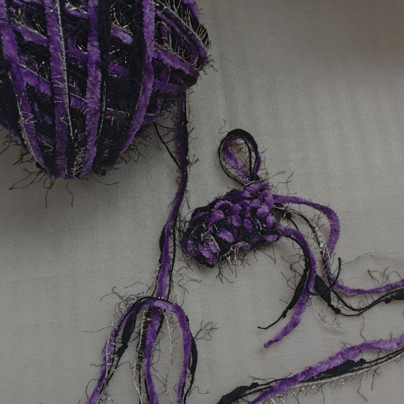 Krokuoto komplektas su purpuriniais ir juodais siūlais – skirtas rankinėms ir kepurėms, mišrios siūlės, DIY rinkinys, kabliuko dydis apie 6.0