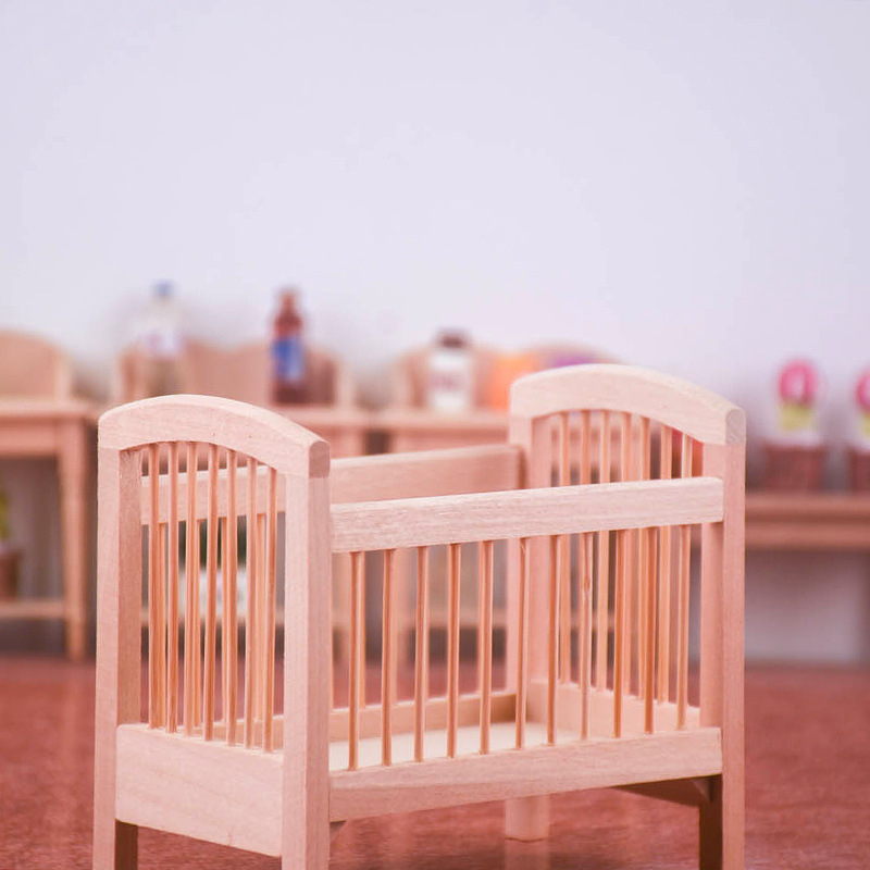 Miniatűr bölcső babaházhoz, nyírfa, klasszikus stílus