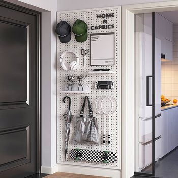 Επιτοίχιο ράφι αποθήκευσης από σφυρήλατο σίδερο με κυκλικές οπές για εργαλεία — μοντέρνος μινιμαλιστικός σχεδιασμός