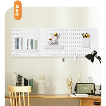 Επιτοίχιο ράφι αποθήκευσης από σφυρήλατο σίδερο με κυκλικές οπές για εργαλεία — μοντέρνος μινιμαλιστικός σχεδιασμός