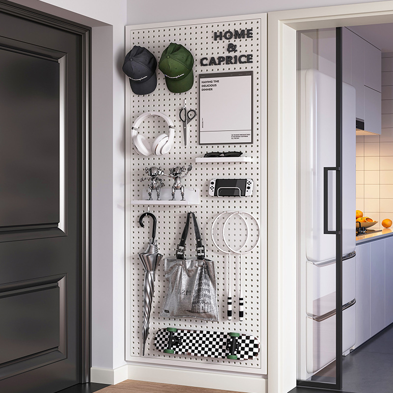 Επιτοίχιο ράφι αποθήκευσης από σφυρήλατο σίδερο με κυκλικές οπές για εργαλεία — μοντέρνος μινιμαλιστικός σχεδιασμός