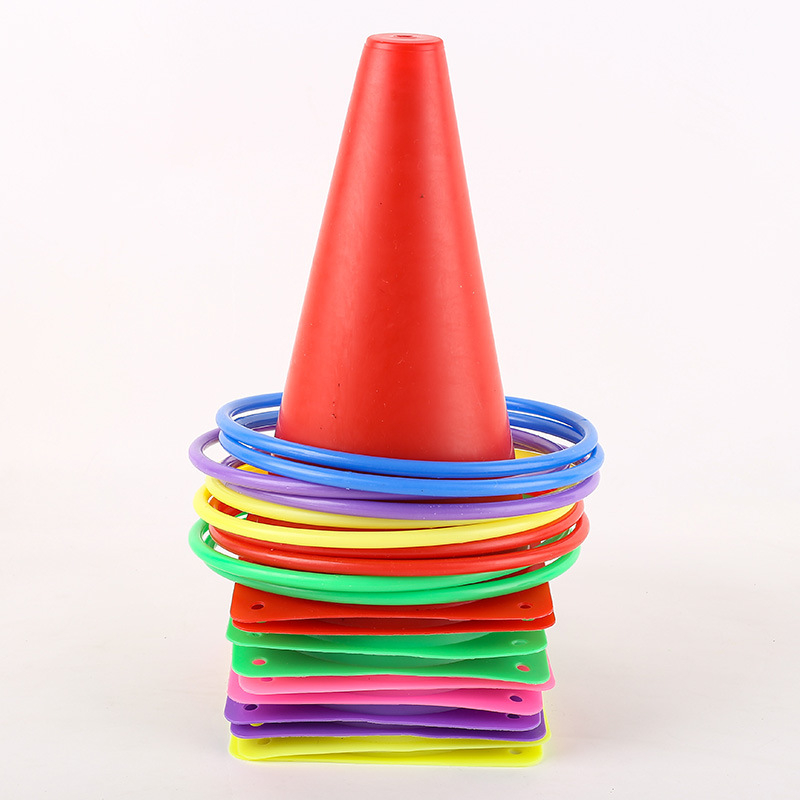 Пластмасова външна игра с пръстени за хвърляне и препятствена кофа, развива координацията ръка-око за деца 7–14 години.