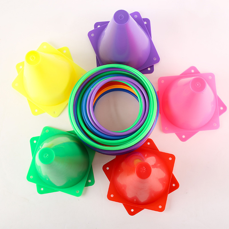 Пластмасова външна игра с пръстени за хвърляне и препятствена кофа, развива координацията ръка-око за деца 7–14 години.