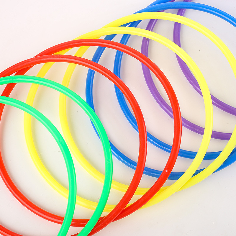 Пластмасова външна игра с пръстени за хвърляне и препятствена кофа, развива координацията ръка-око за деца 7–14 години.