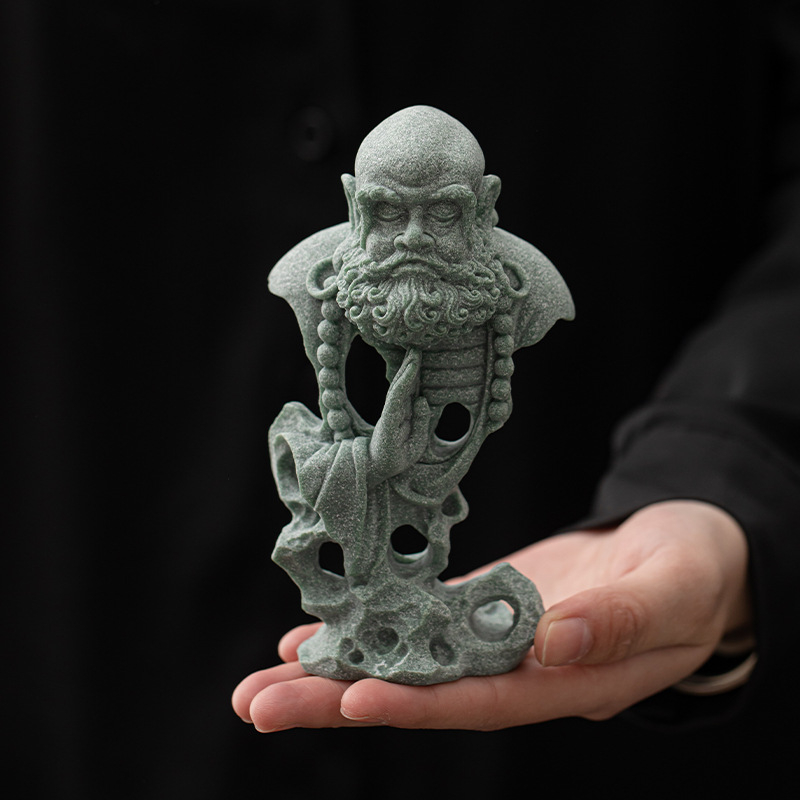 Smėlio akmens arbatos pet – Zen stiliaus, su Sun Wukongo ir Tathagatos figūromis, dekoratyvinis elementas svetainėje