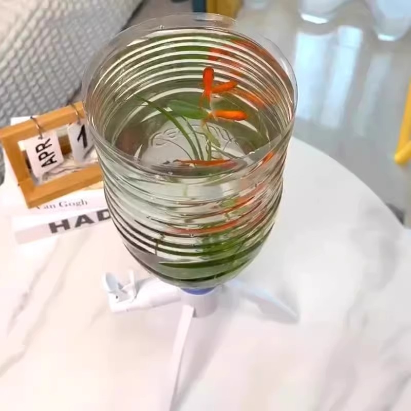 DIY műanyag akváriumi vízforgalmazó eszköz fordított háromlábú ásványvíz-palackkal