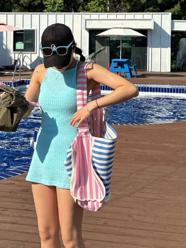 Viengubelis maudymosi kostiumėlis su etnine floros raštu, halterio kaklo dirželiai, tvirta atrama, lieknas siluetas. Audinys: nailonas su 85% spandekso, pamušalas poliesterio su 95% spandekso