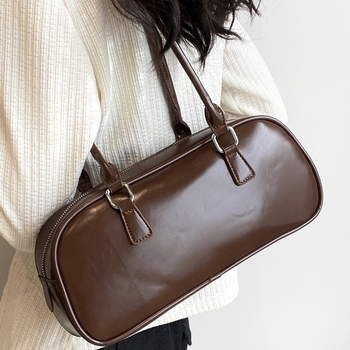 Női PU anyagú Urban Simplicity stílusú tote táska, cipzáras záródás, poliészter bélés.