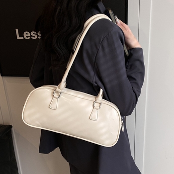 Női PU anyagú Urban Simplicity stílusú tote táska, cipzáras záródás, poliészter bélés.