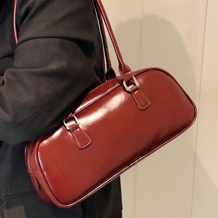 Női PU anyagú Urban Simplicity stílusú tote táska, cipzáras záródás, poliészter bélés.