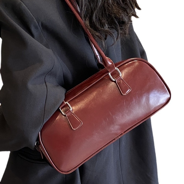 Női PU anyagú Urban Simplicity stílusú tote táska, cipzáras záródás, poliészter bélés.