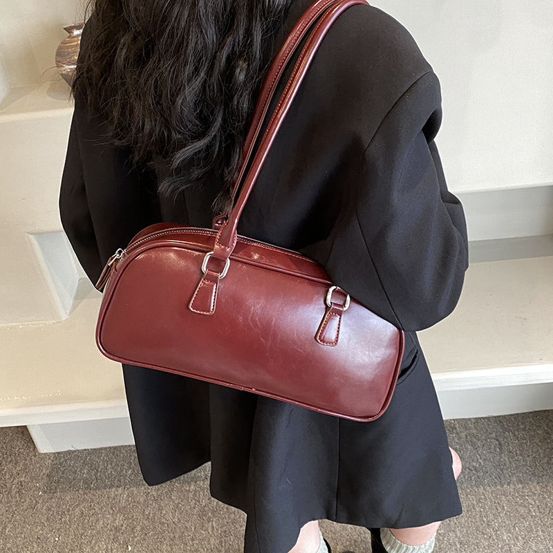 Női PU anyagú Urban Simplicity stílusú tote táska, cipzáras záródás, poliészter bélés.