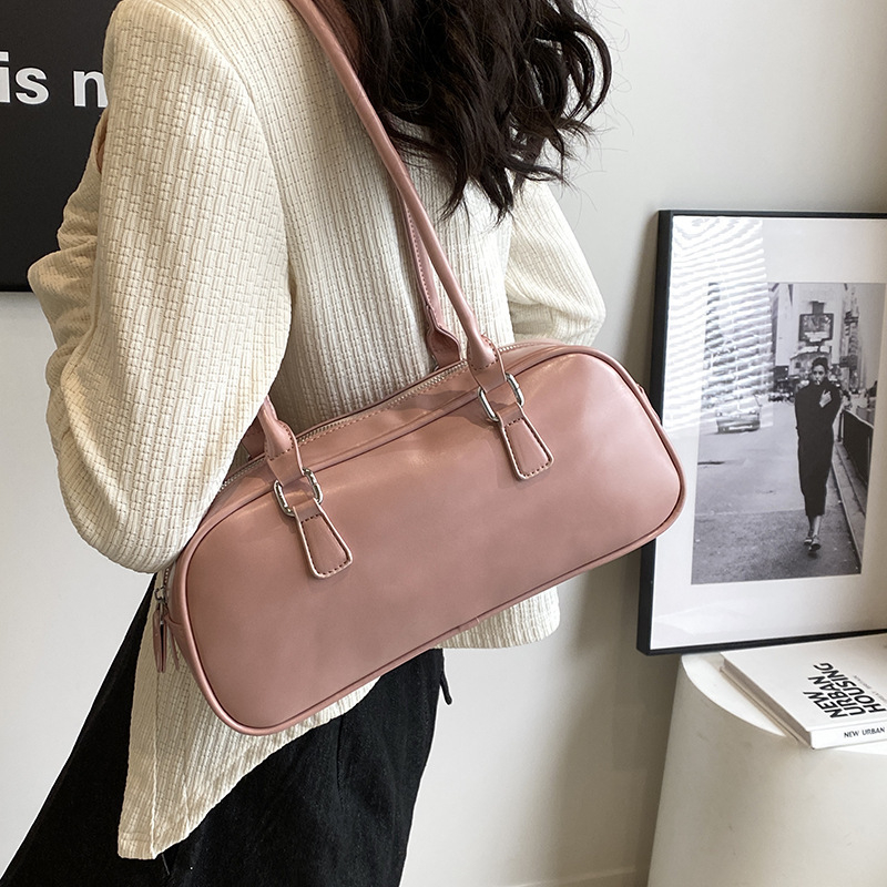 Női PU anyagú Urban Simplicity stílusú tote táska, cipzáras záródás, poliészter bélés.