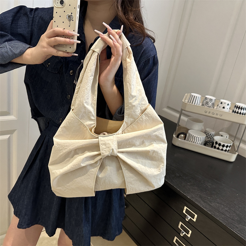 Utcai stílusú masnis vállon átvehető táska, különleges anyagból, poliészter bélés, 2025 nyár