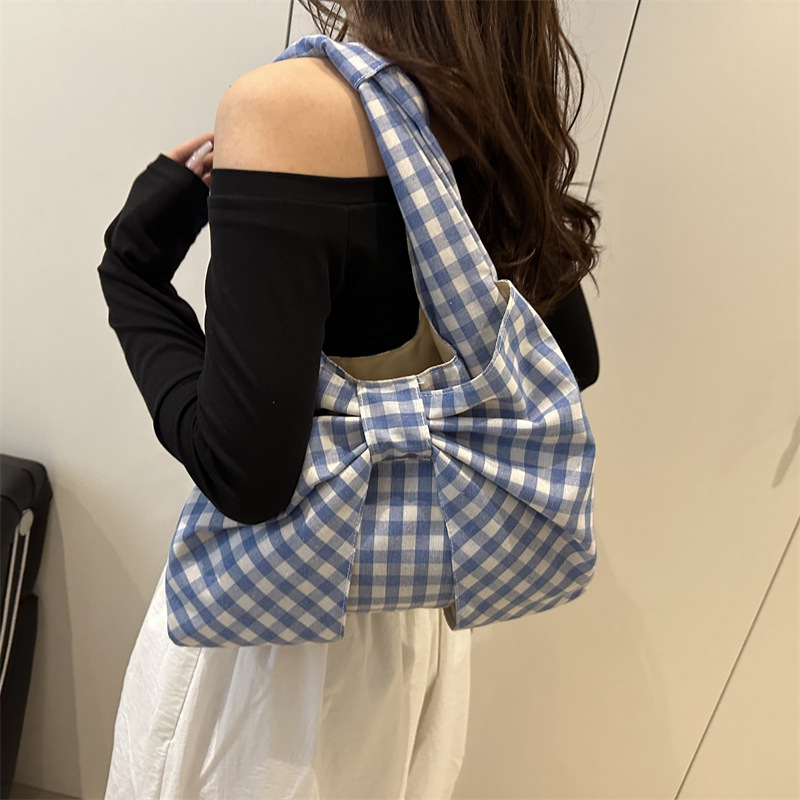 Utcai stílusú masnis vállon átvehető táska, különleges anyagból, poliészter bélés, 2025 nyár