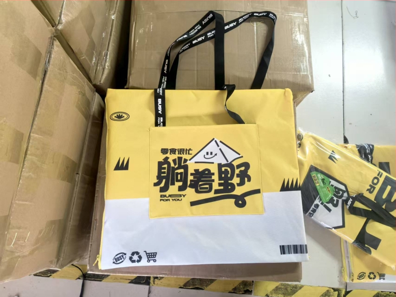 Āra divfunkcionāla piknika sega ar mugursomu, mitrumizturīga un smiltsizturīga, rāvējslēdzējs (Oxford audums 600D, 650 g, 2–4 personām)